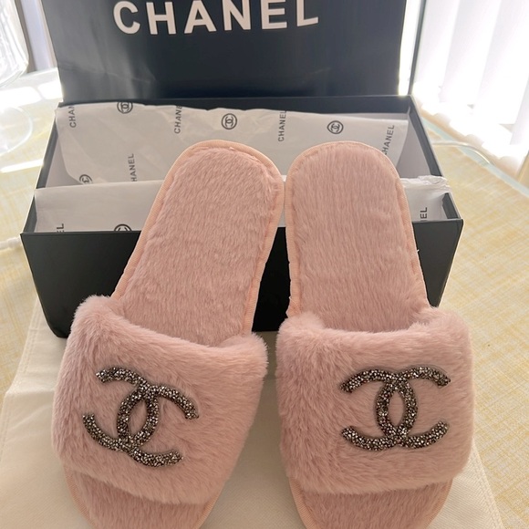 Cozy Faux Fur Slide BLACK/silver🔥House Slipper size 7NEW 🔥🔥🔥🫵🏻foe you 🔥🔥 - Picture 1 of 4